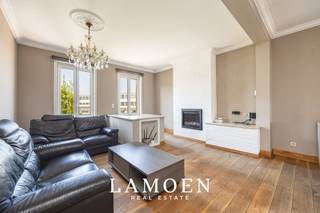 <p>Zoek je een appartement met echte ruimte, vlak bij alles? Dan is dit duplexappartement van 130 m² het bekijken waard.<br />De leefruimte is royaal genoeg voor een volwaardig salon én een aparte eetplaats, zonder dat één van de twee in het gedrang komt. De gashaard zorgt in de winter voor de nodige gezelligheid.<br />De halfopen keuken is voorzien van alle comfort en staat in direct contact met de living en het terras. Handig meegenomen: een aparte wasruimte met gastentoilet.<br />Op de tweede verdieping liggen drie slaapkamers en de badkamer, met lavabo, ligbad en toilet.<br />Buiten begint het dorp meteen. Scholen, winkels en openbaar vervoer liggen op wandelafstand. Wie een wagen heeft, parkeert voor de deur of huurt voor een bescheiden bedrag een staanplaats naast het gebouw.</p><p>Alle troeven op een rijtje:</p><p>- Ruim appartement van 130 m² <br />- Uitstekende ligging in het centrum<br />- Klein gebouw, lage vaste kosten<br />- EPC-label C, geen renovatieverplichting na aankoop<br />- Conforme elektriciteit<br />- Asbestveilig</p><p>Interesse in dit pand of benieuwd naar onze verkoopsstrategie voor uw woning? Plan zeker een afspraak in via info@lamoen.net of 03 375 60 99<br />Bodemattest, Asbestattest, Stedenbouwkundige info aanwezig. Overstromingsgevoeligheid: P- score B en G-score A. Bruikbare oppervlakte volgens EPC 130 m², afmetingen indicatief.</p>