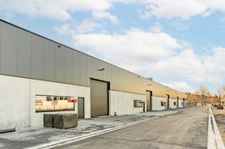 <strong>Moderne en kwalitatieve nieuwbouw bedrijfsunits</strong><span>, ideaal voor ondernemingen die op zoek zijn naar functionele, duurzame en flexibel in te richten bedrijfsruimte.</span><br /><span>De bedrijfsunits hebben een </span><strong>oppervlakte vanaf 353 m² tot 379m²</strong><span>en beschikken over een </span><strong>vrije hoogte van 6,4 meter</strong><span>, wat ruime mogelijkheden biedt voor opslag, productie of ateliergebruik. De units worden </span><strong>casco opgeleverd</strong><span>, waarbij </span><strong>maatwerk en aanpassingen nog mogelijk zijn</strong><span> in overleg met de koper, zoals het plaatsen van tussenvloeren, tussenwanden of het aanpassen van technische specificaties.</span><br /><span>Elke bedrijfsunit is voorzien van </span><strong>drie privatieve parkeerplaatsen</strong><span>. Het gebouw voldoet aan </span><strong>brandklasse C</strong><span> en is opgetrokken in een </span><strong>duurzame staalconstructie</strong><span>. De buitenwanden bestaan uit </span><strong>geïsoleerde betonpanelen tot 3 meter hoogte</strong><span>, gecombineerd met </span><strong>sandwichpanelen</strong><span> aan de bovenzijde. Het dak is volledig </span><strong>geïsoleerd</strong><span> en uitgerust met een </span><strong>lichtstraat met geïntegreerde rook- en warmteafvoer (RWA)</strong><span>, wat zorgt voor natuurlijk daglicht en extra veiligheid.</span><br /><span>Verder beschikt elke unit over:</span><br />
<ul>
<ul>
<li>Een<span> </span><strong>elektrische, geïsoleerde sectionaalpoort</strong><span> </span>van ca.<span> </span><strong>4,0 m x 4,5 m</strong></li>
<li><strong>Nutsleidingen voorzien tot in de unit</strong></li>
<li>Een <strong>polybetonvloer</strong>, af te stemmen na bespreking met de koper</li>
<li>Een <strong>regenwaterput van 10.000 liter per unit</strong></li>
<li>Een <strong>groot raam met uitzicht op de omliggende natuur</strong>, wat bijdraagt aan een aangename werkomgeving</li>
</ul>
</ul>
<span>Uitstekende locatie en bereikbaarheid</span><br /><span>Het project is gelegen op een </span><strong>bruisend bedrijvenpark in Beerse</strong><span> en geniet van een </span><strong>optimale ligging</strong><span> tussen Antwerpen en Turnhout. Dankzij de </span><strong>vlotte aansluiting op de E34</strong><span> is het bedrijvenpark uitstekend bereikbaar voor zowel personeel als klanten.</span><br /><span>Ook met de fiets is de locatie bijzonder goed ontsloten: het </span><strong>centrum van Beerse</strong><span> bereikt u in ongeveer </span><strong>5 minuten</strong><span>, terwijl u </span><strong>binnen 15 minuten</strong><span> in het </span><strong>centrum van Turnhout</strong><span> bent.</span><br /><span>Het </span><strong>openbaar vervoer</strong><span> is ruim aanwezig, met </span><strong>meerdere bushaltes in de directe omgeving van het bedrijvenpark</strong><span>. Het </span><strong>treinstation</strong><span> bevindt zich op ongeveer </span><strong>10 minuten</strong><span>, wat zorgt voor een extra vlotte verbinding met de omliggende regio’s.</span><br /><br /><span>Interessant investeringsproduct</span><br /><span>De combinatie van </span><strong>kwalitatieve nieuwbouw</strong><span>, een </span><strong>strategische ligging</strong><span> en een </span><strong>flexibele indeling</strong><span> zorgt ervoor dat de units </span><strong>vlot verhuurbaar</strong><span> zijn en een </span><strong>duurzaam rendement op lange termijn</strong><span> bieden. Hierdoor is dit project bijzonder aantrekkelijk voor investeerders die inzetten op </span><strong>zekerheid, stabiliteit en toekomstwaarde</strong><span>.</span>