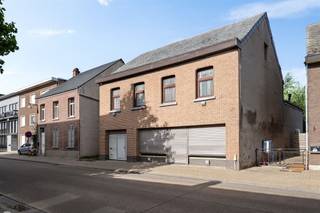 <p><span>Cette propriété commerciale à rénover avec des quartiers d'habitation est située dans un endroit privilégié près du centre de Schriek, avec des magasins, des écoles et des transports publics à proximité immédiate.</span></p><p><span>#La propriété a une surface habitable de 237m² sur un terrain de 200m² et est aménagée de manière fonctionnelle.</span></p><p><span>#Au rez-de-chaussée se trouve la zone commerciale divisée en salle commerciale avec zone d'attente et une cuisine spacieuse avec zone de stockage. La salle commerciale est divisée en salle de séjour spacieuse, salle à manger, cuisine, salle de stockage/buanderie, WC, salle de bain avec baignoire, toilettes, meubles de bain et douche, garage intérieur, et une véranda lumineuse.</span></p><p><span>Au 1er étage se trouvent 4 chambres de taille normale.</span></p><p><span>L'étage mansardé (64m²) accessible par un escalier fixe peut également être aménagé en chambres supplémentaires/salles de jeux.</span></p><p><span>Il y a également une cave sèche et un joli petit jardin de ville.</span></p><p><span>En bref, une grande maison avec des possibilités, prête à emménager et disponible immédiatement</span></p>