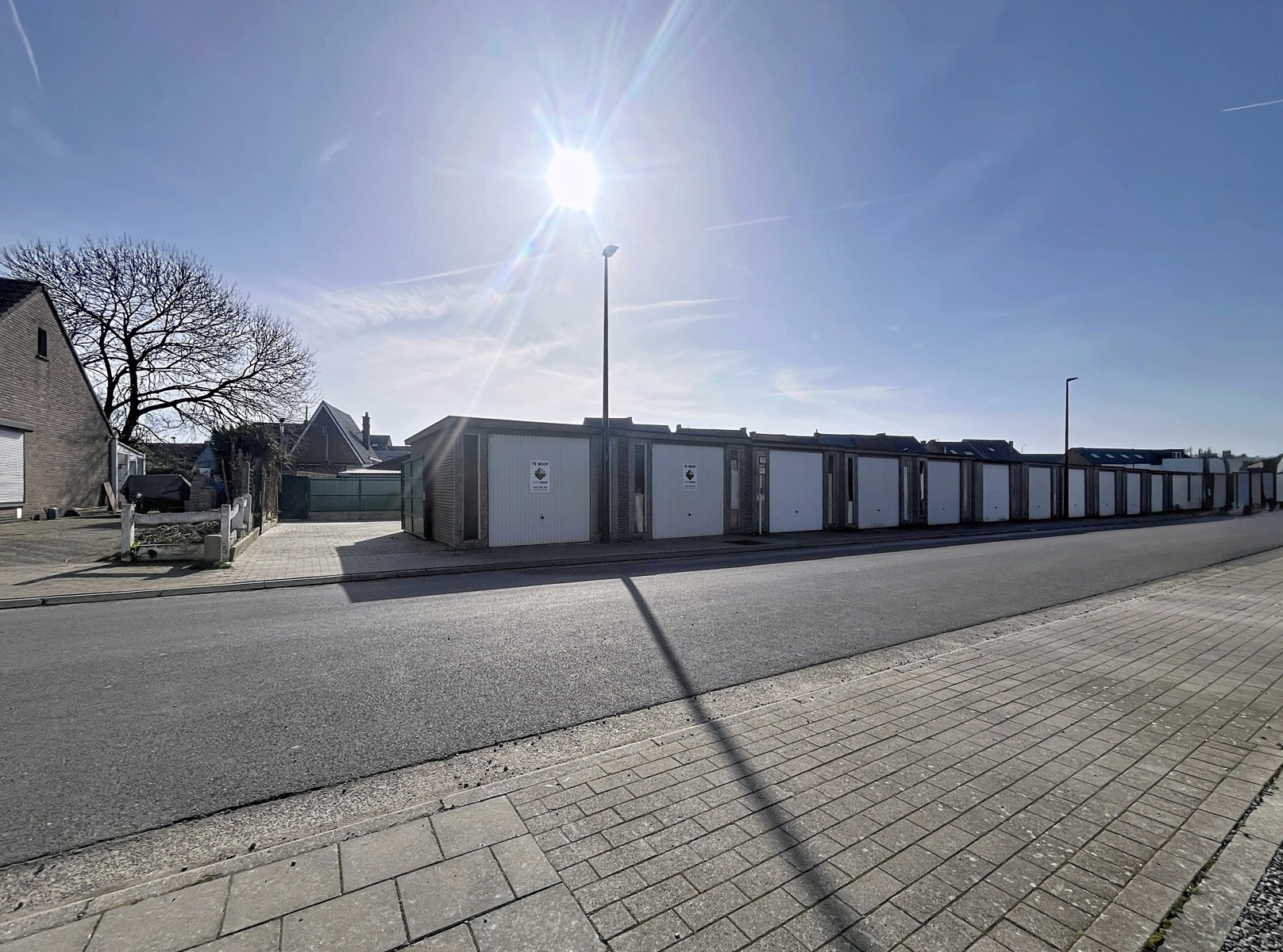 Twee Garages Met Extra Grond op een uitstekende locatie! - foto 2