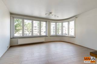 Dit aangename appartement op de eerste verdieping biedt 79 m² aan comfortabele woonruimte, een mooie lichtinval en een vlotte, centrale ligging vlak bij het station en alle stadsvoorzieningen.<br /><br />De leefruimte bestaat uit een gezellige woonkamer met open keuken, waar de grote ramen zorgen voor veel natuurlijk licht en een vrij uitzicht op het levendige Sint-Petrus- en Paulusplein. Dankzij de ligging op het eerste verdiep en de goede oriëntatie is het er aangenaam vertoeven, zowel overdag als 's avonds.<br /><br />Er zijn twee volwaardige slaapkamers, elk voorzien van een eigen douchekamer – een praktische indeling die zorgt voor comfort en privacy. In de kelder bevindt zich een privatieve berging, ideaal voor opslag van bijvoorbeeld provisie of seizoensspullen.<br /><br />Het gebouw is uitgerust met een lift, en het appartement wordt verwarmd via centrale verwarming op aardgas. Ook belangrijk: er werd geen asbest aangetroffen in het appartement – een belangrijke plus op het vlak van veiligheid en toekomstige waarde.<br /><br />Dit appartement is een uitstekende keuze voor wie op zoek is naar een goed gelegen, instapklare woonst met twee slaapkamers, vlak bij het station en het stadscentrum.<br /><br />Interesse? Neem contact met ons op voor meer info of een bezichtiging.