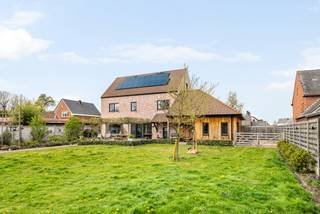 Prachtige, exclusieve villa (BEN) met zicht over weilanden op een ruim perceel van 1,1 Ha. Op het gelijkvloers inkomhal met toilet, ruime...