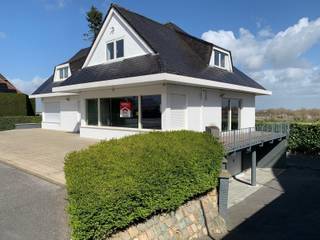 <strong>Handelspand met woonst te koop<br /><br />Indeling:</strong><br />kelder: volledig onderkelderd met garage(plaats voor 2 wagens)<br />gelijkvloers: inkom, handelsruimte/restaurant/woonruimte, 2 toiletten en keuken<br />eerste verdiep: 3 slaapkamers en badkamer<br /><br /><strong>Troeven:</strong>
<ul><li>commerciële ligging naast drukke baan</li><li>staanplaatsen voor de deur voor klanten</li><li>volledig onderkelderd</li></ul>
<br />Bij deze woning geldt de renovatieplicht.