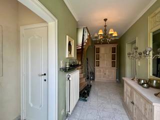 <p>Ben je op zoek naar een instapklare vrijstaande woning waar ruimte, comfort en een hoogwaardige afwerking perfect samenkomen? Dan zal deze woning je ongetwijfeld bekoren.<br />Via de ruime inkomhal met trappenhal, vestiaire en afzonderlijk gastentoilet word je verwelkomd. De lichtrijke leefruimte bestaat uit een gezellige zithoek en een aangename eetkamer, waar grote raampartijen zorgen voor een overvloed aan natuurlijk licht en een warme, uitnodigende sfeer. De gedeeltelijk open landelijke keuken is een echte blikvanger en werd afgewerkt met een prachtig werkblad in blauwe hardsteen. Aansluitend bevinden zich twee praktische kelders die dienst doen als extra bergruimte en technische ruimte voor de centrale verwarming. Een absolute meerwaarde van deze woning is de indrukwekkende leefveranda over de volledige breedte van de woning. Deze veelzijdige ruimte omvat een extra eetplaats, zithoek en een bureaugedeelte. Dankzij de grote glaspartijen geniet je hier het hele jaar door van een prachtig zicht op de tuin en haal je het buitengevoel volledig naar binnen. De veranda is bovendien uitgerust met een warmtepomp (airco), wat zorgt voor een aangenaam binnenklimaat in elk seizoen.<br />Op de verdieping bevinden zich drie ruime slaapkamers, voorzien van een eigen warmtepomp (airco), waardoor optimaal comfort gegarandeerd is. De verzorgde badkamer beschikt over een ligbad, lavabo en toilet. <br />Via een uitschuifbare trap bereik je de ruime zolder als extra opslagruimte.</p>
<p>Ook buiten heeft deze eigendom bijzonder veel te bieden. De fraai aangelegde tuin vormt een oase van rust met een ruim zonneterras, een prachtige vijver en sfeervolle rotswatervallen die voor een uniek vakantiegevoel zorgen. Wanneer de avond valt, zorgen de zorgvuldig geplaatste tuinverlichting en de waterval voor een bijzonder gezellige en luxueuze sfeer.<br />Naast de woning bevindt zich een multifunctioneel bijgebouw met ingerichte wasruimte. Door het plaatsen van een garagepoort kan dit eenvoudig worden omgevormd tot een volwaardige garage. Op het eigen terrein is bovendien parkeergelegenheid voorzien voor 4 wagens en beschikt u over een laadpaal voor een elektrische wagen</p>
<p>Een woning als deze combineert karakter, luxe, comfort en een uitzonderlijke tuinbeleving. Ideaal voor wie op zoek is naar een instapklare gezinswoning waar binnen- en buitenleven naadloos in elkaar overvloeien. <br />Contacteer Kristien voor een bezoek ter plaatse: 0475 496218</p>