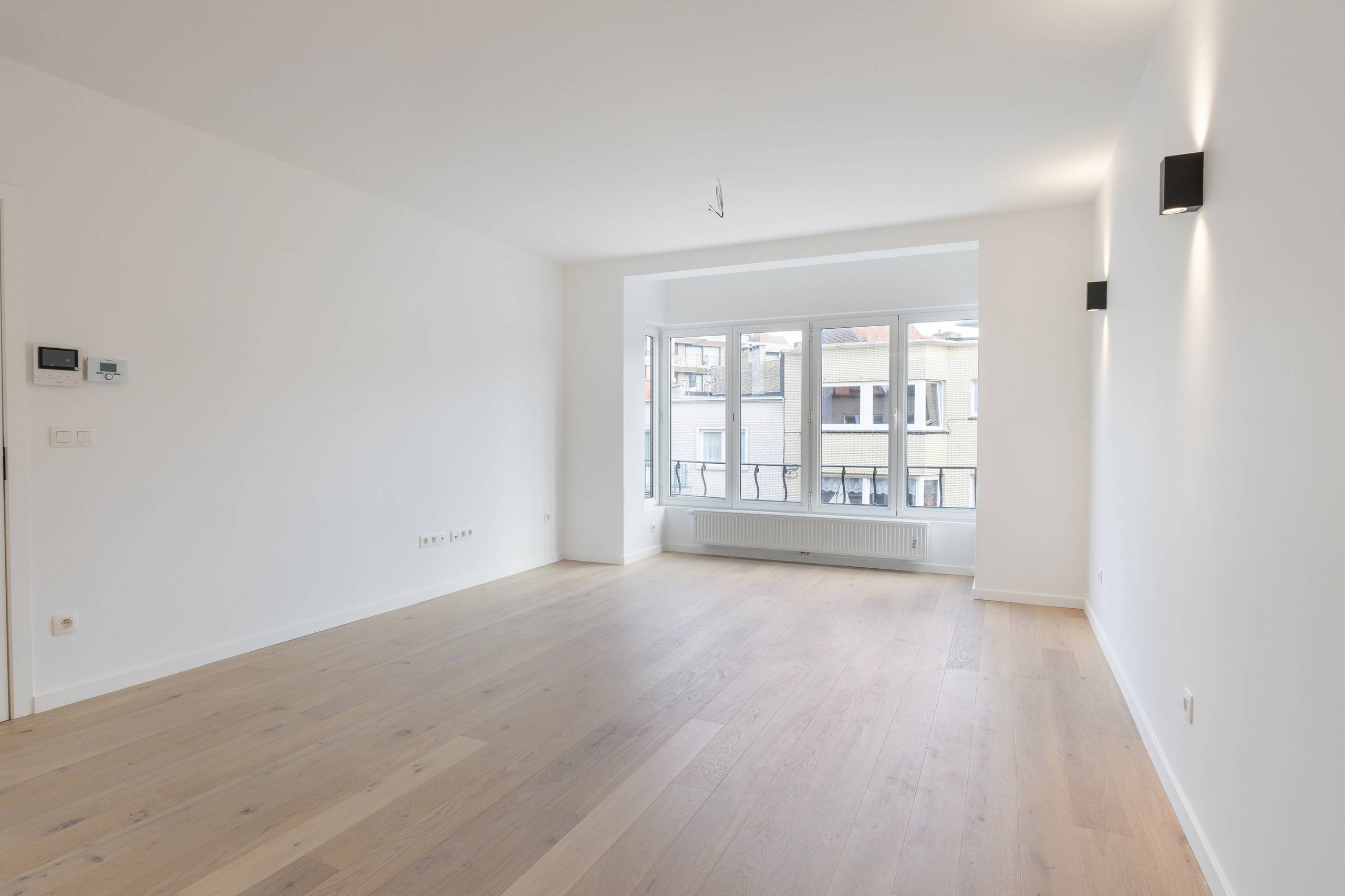 Gerenoveerd 3 slaapkamer appartement te koop in Koksijde! - foto 1