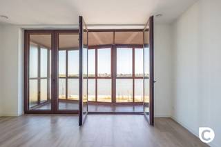 <p><span>Exclusief nieuwbouwappartement met winter- en zomerterras en zicht op de Schelde !</span></p><p><span>Welkom in dit prachtige 2-slaapkamerappartement op de 4de verdieping aan de Ledeganckkaai 31, gelegen in het prestigieuze Nieuw Zuid. Hier woont u in een architecturaal sterk gebouw, ontworpen door het gerenommeerde architectenbureau Robbrecht en Daem, met de Schelde als dagelijks decor.</span></p><p><span>De architectuur van het gebouw haalt inspiratie uit het Panch Mahal-paleis in Fatehpur Sikri, een indrukwekkend zestiende-eeuws paviljoen in India. Deze inspiratie vertaalt zich in een karaktervolle architectuur en een warme, donkerrode gevel in Indische zandsteen. Het materiaal werd bovendien ook gebruikt voor de gevel van het MAS. Een bijzondere architecturale signatuur die het gebouw een eigen identiteit geeft binnen het moderne Nieuw Zuid.</span></p><p><span>Het appartement zelf combineert deze architecturale kwaliteit met hedendaags wooncomfort. Met twee slaapkamers, een ruim winterterras, een groot zomerterras, EPC-label A en een overvloed aan natuurlijk licht is dit een woning die zowel qua uitstraling als woonbeleving weet te overtuigen.</span></p><h3><span>Nieuw Zuid: hedendaags wonen aan de Schelde</span></h3><p><span>Nieuw Zuid is uitgegroeid tot één van de meest gegeerde woonbuurten van Antwerpen. U woont hier in een groene en hedendaagse stadsomgeving, op wandelafstand van de Scheldekaaien en met het historische stadscentrum, het Zuid en tal van winkels, restaurants en culturele voorzieningen binnen handbereik.</span></p><p><span>De combinatie van moderne architectuur, openbare ruimte en de nabijheid van de Schelde zorgt hier voor een bijzonder aangename woonomgeving.</span></p><h3><span>Indeling</span></h3><p><span>Met de lift bereikt u de 4de verdieping. Vanuit de inkomhal worden alle ruimtes met elkaar verbonden en valt meteen de doorlopende parketvloer op, die zorgt voor een warme en elegante uitstraling.</span></p><p><span>Via de stijlvolle gietijzeren deur betreedt u de leefruimte. Hier volgt meteen het wow-effect: dankzij de kamerbrede raampartijen geniet u van een indrukwekkend zicht op de Schelde en wordt de ruimte overspoeld door natuurlijk licht.</span></p><p><span>De leefruimte biedt voldoende plaats voor een royale zithoek en een eettafel. De keuken dient nog verder ingericht te worden, waardoor u deze volledig naar eigen smaak kunt vormgeven. Alle nodige nutsvoorzieningen zijn reeds voorzien. Zo creëert u hier zonder compromissen een keuken die perfect aansluit bij uw persoonlijke woonstijl.</span></p><p><span>Aansluitend bevindt zich het ruime winterterras, dat rechtstreeks in verbinding staat met de leefruimte. Dankzij deze ligging kan het terras perfect als een verlengstuk van de woonruimte worden ingericht. Een gezellige leeshoek, een extra zithoek of een stijlvolle thuiswerkplek: de mogelijkheden zijn talrijk. En ondertussen blijft het uitzicht over de Schelde steeds aanwezig.</span></p><p><span>Aan de achterzijde bevinden zich de twee slaapkamers. Beide slaapkamers beschikken over een rechtstreekse toegang tot het ruime zomerterras.</span></p><p><span>Het oost-zuidgerichte terras die in verbinding staan met de slaapkamers vormt een heerlijke buitenruimte waar u kunt genieten van de ochtend -en namiddag zon. Een ideale plek voor een rustig ontbijt, een kop koffie of een aperitief in de late namiddag.</span></p><p><span>De badkamer is hoogwaardig en tijdloos afgewerkt met een ruime inloopdouche, dubbele lavabo en beige natuursteen. De keramische tegel met marmerlook zorgt voor een luxueuze uitstraling. Bovendien is er praktisch rekening gehouden met de dagelijkse noden: in de badkamer zijn aansluitingen en ruimte voorzien voor zowel een wasmachine als droogkast.</span></p><p><span>Verder beschikt het appartement over een apart toilet en een praktische technische ruimte.</span></p><h3><span>Een appartement met een uitgesproken karakter</span></h3><p><span>Dit appartement is meer dan een comfortabele woonplek. Het is een combinatie van architecturale kwaliteit, licht, buitenruimte en een bijzondere ligging aan de Schelde.</span></p><p><span>De signatuur van Robbrecht en Daem, de karaktervolle architectuur geïnspireerd op het Panch Mahal-paleis, de hoogwaardige afwerking en de mogelijkheid om de keuken volledig naar eigen smaak in te richten, maken van dit appartement een bijzonder geheel.</span></p><p><span>Hier woont u in het hart van Nieuw Zuid, met de stad binnen handbereik en de Schelde letterlijk als onderdeel van uw dagelijkse leefomgeving.</span></p><h3><span>Troeven</span></h3><ul><li><span>Energiezuinig appartement met EPC-label A</span></li><li><span>Ruim winter/zomer terras aansluitend op de leefruimte</span></li><li><span>Prachtig zicht op de Schelde</span></li><li><span>Karaktervolle gevel in Indische zandsteen</span></li><li><span>Hoogwaardige afwerking</span></li><li><span>Ventilatiesysteem type D</span></li><li><span>Keuken volledig naar eigen smaak in te richten</span></li><li><span>Gelegen op een absolute toplocatie in Nieuw Zuid</span></li></ul><p><span> </span></p><p><span>Een appartement voor wie niet alleen op zoek is naar een woning, maar naar een bijzondere woonbeleving. Architectuur, licht, terrassen en de Schelde komen hier samen op één van de meest aantrekkelijke locaties van Antwerpen. </span></p><p><span> </span></p>