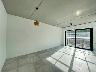 <p><span>STUDIO CONFORTABLE AVEC BALCON</span></p><p><span> </span></p><p><span>La Résidence John Martin est située dans la Tulpstraat/Klamperstraat à 2060 Anvers. Le nom de la résidence fait référence à l'ancienne brasserie. La proximité du Park Spoor Noord est un atout majeur. Une véritable oasis pour se détendre, faire du sport ou profiter de l'agréable bar d'été. Nous sommes également à distance de marche et de vélo de Het Eilandje, du centre ville animé et des transports publics. Nous sommes également à proximité de plusieurs collèges et universités. </span></p><p><span> </span></p><p><span>En arrivant dans cette résidence bien entretenue, nous prenons l'ascenseur jusqu'au premier étage pour découvrir un studio flambant neuf. Le studio dispose d'un hall d'entrée, d'un coin nuit, d'un coin salon et d'une cuisine équipée avec coin repas. Il dispose également d'une salle de bains, d'un débarras/buanderie et d'un balcon accessible depuis l'espace de vie. </span></p><p><span> </span></p><p><span>Les avantages en un coup d'œil : </span></p><ul><li><span>Situation centrale </span></li><li><span>Studio flambant neuf</span></li><li><span>Balcon en prolongement de l'espace de vie</span></li><li><span>Habitation économe en énergie grâce aux techniques les plus récentes</span></li><li><span>Place de parking dans le garage souterrain à 125,00 euros/mois + possibilité de louer un débarras à 30,00 euros/mois</span></li></ul><p><span> </span></p><p><span>Vous souhaitez obtenir plus d'informations ou vous êtes curieux de découvrir ce studio et peut-être d'en devenir le premier résident ? N'hésitez pas à demander une visite rapide via <span>info@pillar.estate</span></span><span> ou 033 695 695 </span>. </p><p><span> </span></p><p><span>A bientôt ! </span></p><p><span> </span></p>