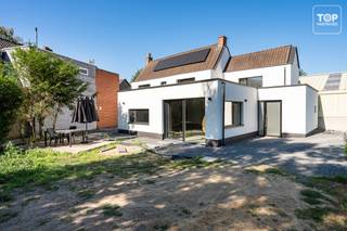 <p><span>In Heusden staat deze recent gerenoveerde villa met drie slaapkamers en een tuin. De woning is instapklaar en heeft een praktische indeling.</span></p>
<p><span>De ruime leefruimte krijgt veel licht door de grote ramen en kijkt uit op de tuin. De moderne keuken met kookeiland sluit aan op de leefruimte.</span></p>
<p><span>Verder zijn er drie slaapkamers, twee badkamers en twee toiletten. Eén van de badkamers heeft een ruime inloopdouche. De zolder is bereikbaar via een vaste trap en biedt extra mogelijkheden.</span></p>
<p><span>De tuin biedt plaats om buiten te eten of tot rust te komen. De woning beschikt ook over 18 zonnepanelen en een regenwaterput van 5.000 liter, aangesloten op onder meer de toiletten, de wasmachine en het buitenkraantje.</span></p>
<p><strong><span>Troeven:</span></strong></p>
<ul>
<li>
<p><span>Recent gerenoveerd en instapklaar</span></p>
</li>
<li>
<p><span>Ruime leefruimte met veel lichtinval</span></p>
</li>
<li>
<p><span>Moderne keuken met kookeiland</span></p>
</li>
<li>
<p><span>3 slaapkamers en 2 badkamers</span></p>
</li>
<li>
<p><span>Zolder met vaste trap</span></p>
</li>
<li>
<p><span>12 zonnepanelen</span></p>
</li>
<li>
<p><span>Tuin</span></p>
</li>
</ul>
<p><span>Meer info of een bezoek? Contacteer Top Vastgoed op 0475 700 700.</span></p>