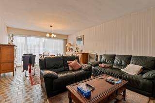 <p>immo DAVID stelt dit op te frissen appartement met twee slaapkamers voor, gelegen op het tweede verdiep van een kleinschalig gebouw op een rustige en gegeerde locatie. Via de ruime inkomhal bereikt u de verschillende ruimtes van het appartement. De lichtrijke living en de gesloten keuken sluiten mooi op elkaar aan en geven beide uit op een aangenaam zuidgericht terras. Verder beschikt het appartement over een apart toilet, een praktische berging en een nette badkamer. De twee slaapkamers hebben comfortabele oppervlaktes van 12 m² en 15 m². Bij het appartement is er een privatieve staanplaats inbegrepen. Een private kelder is eveneens voorzien, wat zorgt voor extra comfort en bergruimte. Een extra troef is de uitstekende ligging: rustig wonen en toch vlak bij het centrum van Zellik, met een vlotte verbinding naar de Ring, winkels, scholen, openbaar vervoer en de fietssnelweg, alsook een vlotte bereikbaarheid van Brussel en het Laarbeekbos, wat dit appartement ideaal maakt voor wie comfortabel en centraal wil wonen.<br />Bestuursmaatregelen in het maatregelenregister: in aanvraag.</p>