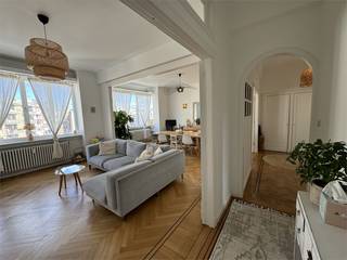 Authentiek appartement op de 6de verdieping in een gebouw voorzien van een lift. <br />Het appartement heeft een oppervlakte van 190m2.<br /><br />Indeling:<br />- inkomhal met ingebouwde vestiaires<br />- royale woonkamer<br />- volledig geïnstalleerde keuken<br />- bergruimte met aansluiting wasmachine<br />- 3 volwaardige slaapkamers<br />- 2 volledig uitgeruste badkamers <br /><br />€200 maandelijkse provisiekosten voor water, verwarming, verbruik en onderhoud algemene delen, aansprakelijkheid verzekering.<br /><br />Mogelijkheid tot huren van een autostaanplaats.<br /><br />Beschikbaar vanaf 1 november!