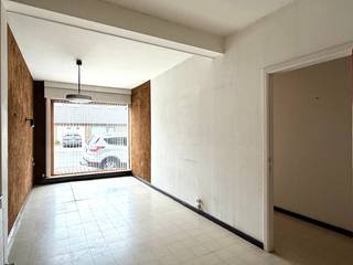 Ontdek deze uitzonderlijke eigendom met een bewoonbare oppervlakte van maar liefst 311 m² en een totaal perceel van 842 m². Een droom voor wie op zoek is naar een ruime woning met karakter én mogelijkheden om er helemaal zijn eigen verhaal van te maken.<br /><br />Gelijkvloers: royale ruimtes, ideaal voor een zelfstandige activiteit, vrij beroep of kantoor aan huis. Dankzij de indeling kan wonen en werken hier perfect gecombineerd worden.<br />Garage &amp; kelder: de garage biedt overvloedige opslagruimte en is ideaal voor een kleine zelfstandige. Daarnaast is er een ruime kelder die tal van mogelijkheden biedt.<br />Eerste verdieping: woonruimte met 2 slaapkamers, een keuken, badkamer en een lichtrijke leefruimte.<br />Zolder: een gigantische zolder die eenvoudig kan omgevormd worden tot extra slaapkamers, hobbyruimte of een tweede woonunit.<br /><br />Deze woning is bovendien perfect geschikt om een kangoeroewoning te creëren: twee aparte wooneenheden met behoud van privacy, ideaal voor een gezin dat meerdere generaties onder één dak wil laten wonen.<br /><br />Extra pluspunt: de woning beschikt over 8 zonnepanelen met groenestroomcertificaten én 3 zonnepanelen voor de zonneboiler, wat zorgt voor een lagere energiefactuur en een duurzamere toekomst.<br /><br />Buiten geniet je van een prachtige tuin waar je volledig tot rust komt en de natuur kan beleven.<br /><br />Kortom: een woning met enorm potentieel, zowel privé als professioneel, klaar om omgetoverd te worden tot een unieke thuis op maat van jouw wensen.