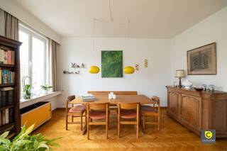 <p><span>Ruim en lichtrijk 3-slaapkamerappartement met terras op toplocatie in Wilrijk</span></p><p><span>Op de tweede verdieping van een verzorgd en kleinschalig gebouw met lift bevindt zich dit instapklare en charmant appartement van ca. 111 m², gelegen aan de Ringlaan 80 in 2610 Wilrijk. Dankzij de uitstekende indeling, grote raampartijen en kwalitatieve afwerking geniet dit appartement van een aangename lichtinval en een zeer ruimtelijk gevoel.</span></p><h3><span>Locatie:</span></h3><p><span>Het appartement geniet van een uitstekende ligging in Wilrijk. De Ringlaan bevindt zich op een centrale locatie met vlotte verbinding naar Antwerpen, de A12 en de Antwerpse Ring. In de directe omgeving vindt u tal van winkels, supermarkten, scholen, openbaar vervoer en sportfaciliteiten. Bovendien liggen ook Park Den Brandt, Park Middelheim en het Nachtegalenpark op korte afstand, ideaal voor ontspanning en wandelingen in het groen.</span></p><p><span>Indeling:</span></p><p><span>Via de lift of trap bereikt u de tweede verdieping, waar u het appartement binnenkomt in een ruime inkomhal die alle ruimtes met elkaar verbindt. Hier is bovendien voldoende plaats voorzien voor vestiaire en extra opbergruimte.</span></p><p><span>Aan de rechterzijde betreedt u via een dubbele deur de open en lichtrijke leefruimte, afgewerkt met een authentieke visgraatparketvloer in zeer goede staat. Deze stijlvolle ruimte biedt voldoende plaats voor zowel een gezellige zithoek als een ruime eettafel en vormt het hart van het appartement.</span></p><p><span>Aansluitend aan de leefruimte bevindt zich het westgericht terras van ca. 4 m², waar u in alle rust kan genieten van de namiddag- en avondzon.</span></p><p><span>Verder in de hal bevindt zich de vernieuwde en volledig uitgeruste keuken, voorzien van alle comfort zoals een vaatwasser, gasfornuis, koelkast, diepvriezer en voldoende kastruimte. Naast de keuken ligt de eerste volwaardige slaapkamer, die momenteel ingericht is als eetkamer.</span></p><p><span>Aan de achterzijde van het gebouw bevinden zich nog twee ruime slaapkamers op kurkvloer, met oppervlaktes van ongeveer 14 m² en 10,5 m².</span></p><p><span>De betegelde badkamer beschikt over een inloopdouche, lavabo met spiegelkast, aansluiting voor wasmachine en droogkast en een manueel ventilatiesysteem. Daarnaast is er ook een apart gastentoilet aanwezig.</span></p><p><span>Tot slot beschikt het appartement nog over een individuele kelderberging, ideaal voor extra stockage.</span></p><h3><span>Troeven</span></h3><ul><li><span>Zeer ruim appartement (ca. 111 m²)</span></li><li><span>3 volwaardige slaapkamers</span></li><li><span>Lichtrijke leefruimte met authentieke visgraatparket</span></li><li><span>Lift aanwezig</span></li><li><span>Westgericht terras</span></li><li><span>Kleinschalig en verzorgd gebouw</span></li><li><span>Individuele kelderberging</span></li><li><span>Centrale en vlot bereikbare ligging</span></li></ul><p><span>Een ideaal appartement voor wie ruimte, licht en een centrale ligging combineert met comfort.</span></p>