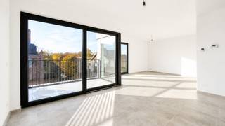 <span><span>Dit prachtige <strong>nieuwbouwappartement </strong>met twee ruime slaapkamers is gelegen vlakbij het centrum van Kortemark. Dit appartement is voorzien van alle moderne comfort en is ideaal voor wie op zoek is naar een eigentijdse en luxueuze woonstek.<br /><br />Bij het betreden van het appartement valt meteen de ruime en lichtrijke <strong>leefruimte </strong>op. De <strong>open keuken</strong> is volledig uitgerust met hoogwaardige toestellen en biedt voldoende ruimte om gezellig te tafelen. Vanuit de leefruimte heb je toegang tot het zonnige <strong>terras</strong>, waar je heerlijk kan genieten van de buitenlucht.<br /><br />De <strong>twee slaapkamers</strong> zijn ruim en bieden voldoende plaats voor een tweepersoonsbed en kasten. De <strong>badkamer </strong>is voorzien van een inloopdouche en dubbele wastafel. Daarnaast beschikt het appartement ook over een <strong>apart toilet</strong> en een berging met aansluiting voor wasmachine en droogkast.<br /><br />De ligging van het appartement is ideaal: vlakbij het <strong>centrum van Kortemark</strong> met winkels, scholen en openbaar vervoer op wandelafstand. Bovendien is er ook een <strong>vlotte verbinding</strong> naar omliggende steden zoals Roeselare, Diksmuide, Torhout en Brugge.<br /><br />Kortom, dit nieuwbouwappartement is de ideale thuisbasis voor wie op zoek is naar een comfortabele en moderne woning in een bruisende omgeving. Maak snel een afspraak voor een bezichtiging en ontdek alle troeven van dit unieke pand!<br /><br />Mogelijkheid tot huren van een staanplaats of afgesloten (enkele of dubbele) garagebox.<br />Beschikbaar vanaf 1 december 2026.<br /><br /><u>Troeven:</u></span></span>
<ul>
	<li><span><span>Nieuwbouw;</span></span></li>
	<li><span><span>Gezellig terras;</span></span></li>
	<li><span><span>Voldoende parkeergelegenheid;</span></span></li>
	<li><span><span>Vlakbij het centrum;</span></span></li>
	<li><span><span>Vlot bereikbaar.</span></span></li>
</ul>
<span><span><u>Huurprijs:</u></span></span>

<ul>
	<li><span><span>Appartement: €795,00/mnd.</span></span></li>
	<li><span><span>Syndic (gemeenschappelijke kosten): €50,00/mnd.</span></span></li>
	<li><span><span>Garage: op aanvraag.</span></span></li>
</ul>
<span><span>EPB in aanvraag.<br /><br />Wenst u de bewoner te worden van dit hippe nieuwbouwappartement? Contacteer ons voor een bezoek!</span></span>