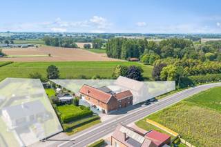 <p>Te koop in Pajottegem! <br />Bent u op zoek naar een ruime woning met authentiek karakter, waar rust, natuur en comfort samenkomen? <br />Dan is deze charmante eigendom precies wat u zoekt.</p>
De eigendom, gelegen langs een vlotte verbindingsweg en omgeven door uitgestrekte velden, biedt u een unieke combinatie van landelijke charme en praktische bereikbaarheid. Het perceel baadt in het groen en garandeert u een prachtig uitzicht over de omliggende akkers en weilanden.<br /><br /><strong>Praktische info: </strong><br />
<ul>
<li>4 slaapkamers</li>
<li>Ruime garage 62m2</li>
<li>Praktijkruimte (bijgebouw)</li>
</ul>
<p><strong>Troeven van deze woning:</strong></p>
<ul>
<li>
<p>Authentieke bouwstijl met karaktervolle gevel in baksteen en een klassiek zadeldak.</p>
</li>
<li>
<p>Ruime bewoonbare oppervlakte, ideaal voor een groot gezin of voor wie extra werk- of hobbyruimte wenst.</p>
</li>
<li>
<p>Mooie tuin, waar u volop kan genieten van rust en natuur.</p>
</li>
<li>
<p>Praktische ligging: rustig en landelijk, maar toch op korte afstand van winkels, scholen en invalswegen.</p>
</li>
<li>
<p>Tal van mogelijkheden om de woning volledig naar eigen smaak en noden in te richten.</p>
</li>
</ul>
<p>Of u nu op zoek bent naar een warme gezinswoning of een eigendom met mogelijkheden voor een zelfstandige activiteit of hobbyruimte – dit pand biedt u eindeloze kansen.</p>
<p>Laat u verrassen door de charme, de ruimte en het prachtige uitzicht dat deze woning u te bieden heeft.</p>