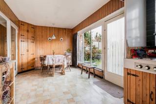 <p><span>Te renoveren gezinswoning met garage en tuin in Kontich.</span></p><p><span>In het hart van Waarloos bevindt zich deze charmante gezinswoning, ideaal voor wie op zoek is naar een renovatieproject met karakter en potentieel. Met een grondoppervlakte van 488 m² en een bebouwde oppervlakte van 137 m² ( + zolder) vormt deze woning een solide basis om volledig naar eigen smaak te moderniseren.  Ook ideaal voor een onthaalmoeder met ruime kamers en een superleuke buitenomgeving.</span></p><p><span> </span></p><p><span>Bij het binnenkomen vallen meteen de authentieke houten elementen en lambrisering op, die de leefruimtes een warme en huiselijke uitstraling geven. De logische en functionele indeling zorgt voor een aangenaam wooncomfort en biedt flexibiliteit voor verschillende gezinssituaties. De woning beschikt over vier ruime slaapkamers en een badkamer, wat het geheel bijzonder geschikt maakt voor een groter gezin of wie extra werk- of hobbyruimte wenst. Daarnaast zijn een garage en zolder aanwezig, wat extra opberg- of uitbreidingsmogelijkheden creëert.  Achter de keuken bevindt zich een aangenaam terras dat uitkijkt op de diepe tuin. De tuin biedt dankzij haar grootte en indeling vele mogelijkheden voor ontspannen buitenleven, speelruimte of toekomstige aanpassingen. Een praktisch tuinhuisje is eveneens aanwezig.</span></p><p><span>De ligging is bovendien een grote troef: de woning bevindt zich nabij openbaar vervoer en geniet van vlotte verbindingen richting belangrijke invalswegen, de dorpskern en rechtover de school (kleuter en lager onderwijs)</span></p><p><span> </span></p><p><span> </span></p>