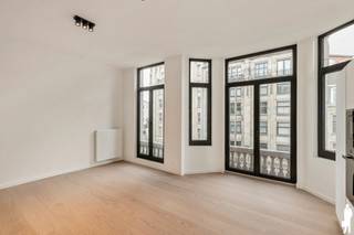 <p>Wonen in het <strong>hart van Antwerpen</strong>, met alles binnen handbereik. De <strong>Plantin en Moretuslei</strong> combineert stedelijke levendigheid met een uitstekende verbinding naar het centrum en de belangrijkste invalswegen. Winkels, horeca en <strong>openbaar vervoer</strong> liggen op wandelafstand, voor wie volop van de stad wil genieten.</p>
<p>Het appartement is volledig gerenoveerd in <strong>2026</strong> en bevindt zich in een verzorgd gebouw van vijf verdiepingen. Met <strong>91 m²</strong> biedt het een royale indeling: een indrukwekkende <strong>leefruimte van 41 m²</strong>, een moderne <strong>witte keuken</strong> met inductievuur, twee <strong>slaapkamers</strong> (11 en 11 m²) en een aparte <strong>bureau</strong> die perfect dienst doet als thuiswerkplek of hobbyruimte.<br /><br />De zuidgerichte gevel zorgt voor een warme, natuurlijke lichtinval die het interieur ten volle tot zijn recht laat komen. <strong>Nieuw parket</strong>, een wit-met-zwart kleurenpalet en een strakke keuken geven dit appartement een frisse en tijdloze uitstraling. Instapklaar, comfortabel en op een locatie waar de stad voor uw deur ligt.</p>