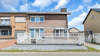 <p><strong>Ruime gezinswoning met 3 slaapkamers, garage, grote zolder en volledig omheinde tuin</strong></p>
<p>Bent u op zoek naar een ruime woning met veel lichtinval en tal van mogelijkheden? Dan heeft deze leuke woning heel wat te bieden. Dankzij de praktische indeling, ruime leefruimtes en aangename buitenomgeving vormt dit een ideale thuis voor gezinnen die op zoek zijn naar comfort en ruimte.</p>
<p>Bij aankomst wordt u verwelkomd door een volledig omheind perceel met een verzorgde voortuin afgewerkt met kiezel, hekwerk en een elektrische poort. De verlichte oprit naast de woning zorgt voor voldoende parkeermogelijkheden en beschikt bovendien over een extra terrasgedeelte. Achteraan geniet u van een ruim betegeld terras met aansluitend een groene tuinzone, een bijkomend beklinkerd gedeelte en een garage met overkapping en voorzieningen voor een buitenkeuken.</p>
<p>Bij het binnenkomen valt meteen de ruime inkomhal met open trap en vide op, wat zorgt voor een open en aangenaam gevoel. De tegelvloer loopt door naar de lichtrijke leefruimte waar grote raampartijen zorgen voor veel natuurlijk daglicht. Dankzij het verlaagd plafond met ingebouwde spots krijgt de ruimte een moderne uitstraling. Extra comfort wordt voorzien door vloerverwarming en er is eveneens mogelijkheid voor een open haard.</p>
<p>De open keuken vormt het centrale punt van de woning en beschikt over veel opbergruimte, een kook- en afwaseiland en een aansluitende hoge bartafel. Dankzij de twee grote schuiframen en de lichtkoepel geniet deze ruimte van veel lichtinval. De keuken is volledig uitgerust met een Amerikaanse koelkast, ingebouwde koelkast, wijnkoeler, vaatwasser, cooker-kraan, ingebouwde koffiemachine, combi-oven met stoomfunctie, extra stoomoven, inductiekookplaat en dampkap met verlichting.</p>
<p>Op de bovenverdieping bevinden zich drie ruime slaapkamers met grote ramen en veel natuurlijke lichtinval. De master bedroom beschikt daarnaast over airconditioning en een elektrische sfeerhaard. De badkamer is uitgerust met een hoekbad, toilet en lavabo, waarbij reeds voorzieningen aanwezig zijn voor een douche.</p>
<p>Een extra troef is de ruime zolder van ongeveer 90 m² met een hoogte van circa 4,20 meter. De nodige plannen en vergunningen zijn nog aanwezig, wat mogelijkheden biedt voor verdere inrichting.</p>
<p>De woning beschikt bovendien volledig over elektrische rolluiken.</p>
<p><strong>Troeven op een rij:</strong><br />✔ 3 ruime slaapkamers<br />✔ Open keuken met veel opbergruimte en hoogwaardige toestellen<br />✔ Vloerverwarming op het gelijkvloers<br />✔ Airconditioning aanwezig<br />✔ Elektrische rolluiken doorheen de woning<br />✔ Ruime zolder van ca. 90 m² met mogelijkheden<br />✔ Garage met overkapping<br />✔ Volledig omheind perceel met elektrische poort<br />✔ Veel natuurlijke lichtinval</p>
<p></p>
<p><em>STEDENBOUWKUNDIGE INFORMATIE:</em><em><br />- Stedenbouwkundige vergunning ontvangen : in aanvraag<br />- Stedenbouwkundige bestemming: in aanvraag<br />- Verkavelingvergunning: in aanvraag<br />- Voorkooprecht RUP: in aanvraag<br />- Dagvaarding en herstelvordering voor inbreuk op de stedenbouwkundige voorschriften: in aanvraag</em></p>
<p><em>- Bestuursmaatregelen in het maatregelenregister: GEEN<br />- Overstromingsgevoeligheid van uw vastgoed:<br />P-score:<span> A</span><br />G-score:<span> A</span><br />EPC:<span> D </span>label,<span> 399 </span>kWH/m²</em></p>
<p><em>KI: 894 euro</em></p>
<p></p>