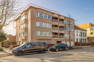 Grand appartement d'angle très lumineux au 3ème étage * Aménagement : hall d'entrée avec toilettes et vestiaire, porte vitrée menant à...