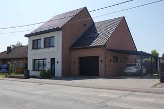 Huis uit 1960, bijgebouwd in 2011, volledig gerenoveerd in 2022.Tegenover Carrefour market, op wandelafstand van sporthal, school, buurtwinkel,...