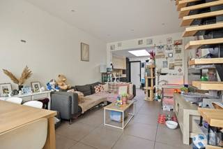 Op een uitstekende locatie te Lier, bevindt zich deze gezellige starterswoning met 3 slaapkamers en publieke parkeergelegenheid op wandelafstand van centrum Lier.<br /><br />Deze gerenoveerde woning met uniek karakter is gelegen vlakbij het centrum van Lier wat de juiste connectie van scholen, winkels en openbaar vervoer (station) garandeert. Tevens ideaal gelegen voor woon-werk verkeer met een directe connectie naar Mechelen, Heist-op-den-Berg en Antwerpen en opritten autostrades E313 en E19.<br /><br />We komen de woning binnen langs de voordeur, waarop we in de aangename leefruimte terecht komen. De leefruimte geniet een gezellige zithoek en aansluitend volledig ingerichte keuken met alle hedendaagse toestellen alsook eetgelegenheid. Achteraan bevindt zich de badkamer dewelke uitgerust is met inloopdouche, toilet en aansluiting wasmachine.<br /><br />De vaste trap in de leefruimte, geeft ons toegang tot het 1 ste verdiep, waar zich 2 ruime slaapkamers bevinden. De nachthal geeft op haar beurt connectie tot de afgewerkte, ruime zolderverdieping dewelke ingericht is als 3 de slaapkamer.<br /><br />Extra troeven: EPC label B, conforme elektriciteitskeuring, recente keuken en badkamer, kwalitatieve materialen, optimale lichtinval, 3 ruime slaapkamers, …<br /><br />Verder is deze starterswoning momenteel verhuurd en geniet deze een mooi rendement als eventuele opbrengsteigendom.<br /><br />Instapklare starterswoning op toplocatie te Lier dat zeer zeker uw bezoek waard is.