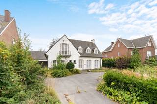 Charmante te renoveren villa/af te breken villa met bouwvergunning voor 8 appartementen en 12 staanplaatsen. Ideale commerciële ligging nabij alle winkels. VEEL POTENTIEEL!! Bezoek na afspraak met/plannen in te kijken bij Immo Beguin: info@immobeguin.be