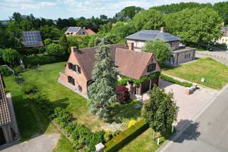 Ontdek deze charmante villa uit 1989 op een perceel van 1.064 m² in de rustige, groene villawijk Ten Bosse nabij het centrum van Deinze. De ligging...