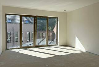 Benieuwd hoe wonen in Residentie ’t Park er in werkelijkheid uitziet?<br /><br />Vanaf <strong>begin oktober 2026</strong> kan je het volledig afgewerkte modelappartement bezoeken en zelf de ruimte, lichtinval en afwerkingskwaliteit van het project ervaren.<br /><br />Het modelappartement bevindt zich op de eerste verdieping en biedt 91 m² woonoppervlakte, twee slaapkamers en een terras van 10 m².<br />De ruime leefruimte sluit mooi aan op het terras en vormt samen met de open keuken het hart van het appartement.<br /><br />Voor het modelappartement werd gekozen voor een stijlvolle, eigentijdse afwerking. Grote keramische tegels van 90 x 90 cm geven de leefruimtes een ruimtelijke uitstraling. Een stalen binnendeur tussen de inkomhal en de leefruimte zorgt voor een karaktervol accent, terwijl de royale keuken met keramisch werkblad volledig wordt uitgewerkt als blikvanger van het appartement.<br />Ook de badkamer wordt volledig ingericht en afgewerkt met een sierradiator. Verlichtingsarmaturen worden doorheen het volledige appartement voorzien en alle ruimtes worden volledig geschilderd. Zo krijg je tijdens je bezoek een compleet beeld van hoe een afgewerkt appartement in Residentie ’t Park kan aanvoelen.<br /><br /><strong>LIEVER JE AFWERKING ZELF APPARTEMENT KIEZEN?</strong><br />Naast het modelappartement zijn er in Residentie ’t Park nog andere tweeslaapkamerappartementen beschikbaar.<br />Hier krijg je de mogelijkheid om de afwerking nog naar eigen smaak te kiezen en van je nieuwe appartement echt jouw thuis te maken.<br /><br /><strong>Aankoop mogelijk aan 6% btw</strong><br />Residentie ’t Park komt in aanmerking voor het verlaagde btw-tarief van 6% voor sloop en heropbouw, onder de wettelijke voorwaarden.<br />Dit is mogelijk voor zowel eigen bewoning als voor investeerders die aan de geldende voorwaarden voldoen.<br />Ontdek het zelf vanaf begin oktober 2026.<br /><br />Maak een afspraak en ervaar ter plaatse de ruimte, afwerking en woonkwaliteit van Residentie ’t Park.<br />03 337 50 70 - www.vbpartners.be/nieuwbouw