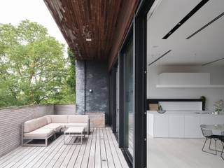 <p>Welkom in dit uitzonderlijke penthouse, gelegen in het hart van Eeklo. Met een indrukwekkende <strong>bewoonbare oppervlakte van 242 m²</strong>, biedt deze eigendom een unieke combinatie van <strong>ruimte, licht, luxe en privacy</strong>. Hier woont u op hoog niveau, letterlijk én figuurlijk.</p>
<p>Bij het betreden van het penthouse wordt u meteen ondergedompeld in een sfeer van rust, elegantie en comfort. De <strong>grote inkomhal</strong> leidt u naar een <strong>uitgestrekte leefruimte</strong> met overvloedig natuurlijk licht dankzij de royale raampartijen. Hier geniet u van een adembenemend uitzicht en een gezellige, open sfeer die uitnodigt tot ontspannen en tot leven komt bij elk moment van de dag.</p>
<p>De <strong>volledig uitgeruste open keuken</strong> is een droom voor elke kookliefhebber: hoogwaardige inbouwtoestellen, veel werkruimte, verfijnde afwerking en praktische indeling maken dit de ideale plek om te koken én te genieten.</p>
<p>Het penthouse beschikt over <strong>drie ruime slaapkamers</strong>, elk met een eigen karakter en ingericht met oog voor detail. De master bedroom is voorzien van ingemaakte dressing en directe toegang tot een luxueuze badkamer met inloopdouche, dubbele wastafel en hoogwaardige materialen, apart gastentoilet maken het comfort compleet.</p>
<p>Een van de absolute troeven van deze eigendom is het <strong>zuidgerichte terras</strong>. Dankzij de gunstige oriëntatie geniet u hier de hele dag van zonlicht. Het terras is ruim genoeg voor een zithoek, eettafel of ligstoelen en vormt de perfecte plek om te ontspannen, te genieten van een aperitief of gasten te ontvangen in alle privacy.</p>
<p>Het penthouse is <strong>gelegen in het centrum van Eeklo</strong>, op wandelafstand van winkels, supermarkten, scholen, openbaar vervoer, horeca en andere voorzieningen. Alles wat u nodig hebt bevindt zich binnen handbereik, terwijl u toch geniet van een uitzonderlijke rust dankzij de ligging op de bovenste verdieping van een kleinschalige residentie. Mogelijkheid tot het huren van een garage.</p>