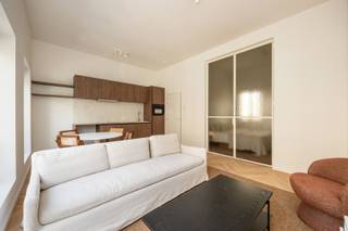 <p>Gerenoveerd en bemeubeld appartement met 1 slaapkamer, gelegen in de Verbondstraat te Antwerpen.<br />Dit appartement bevindt zich in het hartje van Antwerpen, op wandelafstand van de gezellige cafés en restaurants van Het Zuid. Bovendien ligt het dicht bij openbaar vervoer, winkels en alle belangrijke voorzieningen, waardoor je alles binnen handbereik hebt.</p><p>•    Kleinschalig gebouw met slechts 4 appartementen <br />•    Volledig gerenoveerd en instapklaar<br />•    Lage algemene kosten € 60/maand<br />•    Bemeubeld appartement</p><p>Op de eerste verdieping van een kleinschalig gebouw vinden we dit volledig gerenoveerde en bemeubeld appartement met 1 slaapkamer. Bij binnenkomst betreedt u een open leefruimte die dankzij de grote ramen geniet van veel natuurlijk licht.</p><p>De open keuken is volledig uitgerust met alle nodige apparatuur.</p><p>Verder beschikt het appartement over een comfortabele slaapkamer reeds voorzien van een kleerkast en dubbelbed die in verbinding staat met de badkamer. De badkamer is met zorg gerenoveerd en voorzien van een toilet, dubbele lavabo en douche.</p><p><br />Interesse? Gelieve uw gegevens in te vullen onderaan de advertentie op onze website https://www.sinjoor.be. De dossierverantwoordelijke zal nadien zo snel mogelijk contact met u opnemen.<br /> </p>