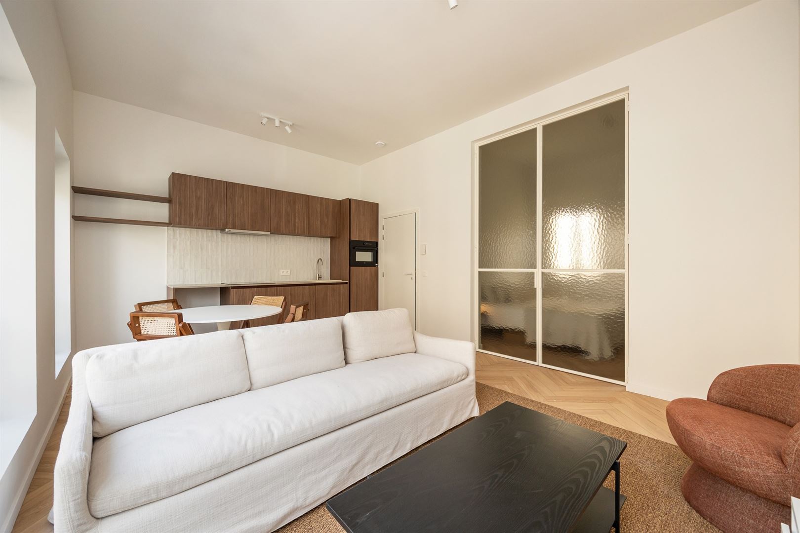 Gerenoveerd en een bemeubeld appartement met 1 slaapkamer.  - foto 3