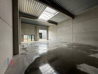 Gloednieuwe KMO-unit met een oppervlakte van 228 m² en 3 privatieve parkeerplaatsen te koop. Uitstekend gelegen langs de commerciële...