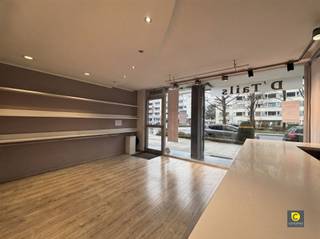 <p><span>Currently set up as a stylish clothing store, this commercial ground floor offers an excellent commercial opportunity.</span></p><p><span> </span></p><p><span>The space features a spacious and highly visible window display, ideal for attractively presenting products and attracting maximum attention from passers-by.</span></p><p><span> </span></p><p><span>Thanks to the large glass windows, the premises enjoy plenty of natural light, contributing to a pleasant and inviting atmosphere.</span></p><p><span> </span></p><p><span>Located in a lively avenue with lots of passage, this property benefits from a daily flow of potential customers.</span></p><p><span>The commercial location ozgt for a strong visibility and accessibility, which makes it extremely suitable for retail or other commercial activities.</span></p><p><span> </span></p><p><span>Moreover, public transportation is in close proximity, ensuring easy accessibility.</span></p><p><span> </span></p><p><span>At the back there is a small additional space, ideal to use as a storage room, office or kitchenette.</span></p><p><span> </span></p><p><span>Rent and availability:</span></p><p><span>Rent: €1,225.00 / month</span></p><p><span>Monthly costs: €175,00 / month - own water consumption included</span></p><p><span>Availability: 1/08/2026</span></p>