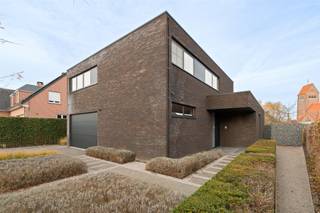 Luxueuze designvilla in Sint-Lievens-HoutemOntdek deze moderne, hoogwaardig afgewerkte villa met 307m² bewoonbare oppervlakte op een perceel van...