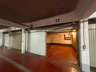 Evere - Dans une copropriété bien gérée, idéalement situé dans un quartier résidentiel, à proximité du Parc Bon Pasteur, du cimetière d'Evere et proche de toutes les commodités (transports, commerces, écoles, restaurants, ...), We Invest vous propose deux garages-box fermés (25.000€ par garage). A visiter sans plus tarder ! 02 217 22 91