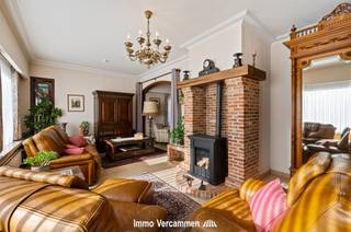 <p><span>Standingvolle gezinswoning met verrassend ruime bewoonbare oppervlakte, gunstig gelegen in een residentiële omgeving te Sint-Katelijne-Waver, nabij het bruisende Mechelen.</span></p><p><span> </span></p><p><span>Deze aangename gezinswoning biedt dankzij een ruime bewoonbare oppervlakte en een groot aantal kamers diverse mogelijkheden, o.a. grote of nieuw samengestelde gezinnen, thuiswerk, zelfstandige activiteit, etc. We betreden de woning via de riante inkomhal met traphal, vestiaire en gastentoilet. Een lichtrijke woonkamer biedt samen met de gezellige eetplaats en veranda een ideale thuis om mensen te ontvangen. Zowel vanuit de leefruimte als ook de leefkeuken heeft u zicht op de aangename tuin.</span></p><p><span>De wasplaats, koele berging, CV-ruimte en inpandige, dubbele garage maken het gelijkvloers compleet. De nachthal op de eerste verdieping geeft toegang tot maar liefst 6 slaapkamers, een badkamer met douche, een apart toilet en verscheidene bergruimtes.</span></p><p><span> </span></p><p><span>Deze knappe villa is gelegen in een rustige straat op fietsafstand van scholen, winkels, openbaar vervoer, sport- en ontspanningsmogelijkheden. Het nabij gelegen militair domein biedt eveneens mogelijkheden voor mooie wandelingen.</span></p><p><span> </span></p><p><span>Een vlotte bereikbaarheid is gegarandeerd dankzij de gunstige ligging centraal tussen Brussel en Antwerpen, via belangrijke invalswegen, openbaar vervoer of fietsostrade.</span></p><p><span>Kom de troeven van dit prachtig eigendom ter plaatse ontdekken en maak een afspraak: 015/755 444 of <span>info@immovercammen.be</span></span><span> </span></p><p><span>Renovatieplicht EPC: binnen 6 jaar na aankoop = verplichte renovatie tot label D of beter.</span></p><p><span> </span></p>