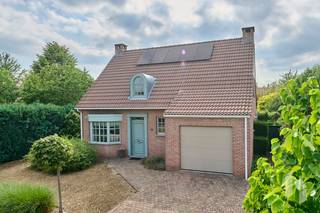 Mooie, landelijke woning met een ruime, lichtrijke woonkamer, 3 slaapkamers en een inpandige garage op een perceel van 903 m². <br />Achteraan is er een terras aanwezig voorzien van een zonneluifel, dat uitkijkt op de fraai aangelegde en privacy biedende tuin dewelke ook omheind is. <br />De woning is gelegen in een rustige, doodlopende straat, maar toch centraal gelegen nabij de Zuiderring met alle faciliteiten in de nabije omgeving zoals horeca, scholen, recreatieve aangelegenheden en medische zorg. <br /><br /><strong>INDELING: </strong><br /><strong>Gelijkvloers:</strong> inkomhal, toilet, woonkamer, keuken, berging, garage<br /><strong>Eerste verdieping:</strong> Nachthal, 3 slaapkamers waarvan één met dressing, badkamer met toilet<br /><br /><strong>BIJZONDERHEDEN:</strong><br />- Rustige maar centrale ligging;<br />- airco aanwezig;<br />- zonnepanelen (4.300 Wp);<br />- inpandige garage;<br />- ruim perceel.