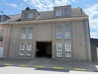 <p>Dit leuke appartement is gelegen op een steenworp van het centrum van Nijlen. Winkels en openbaar vervoer zijn binnen handbereik. <br />Het appartement beschikt over een aparte inkom, daarom zijn er ook geen gemeenschappelijk kosten. Er is een leefruimte met open keuken, berging/wasplaats, apart toilet, badkamer en één slaapkamer aanwezig. Verder is er nog een omheind terras en een carport. Het gebouw beschikt tevens over een gemeenschappelijke fietsenberging en een berging voor de afvalcontainers. Verwarming op elektriciteit/gas. Beschikbaar vanaf 1 september 2026. Maak snel uw afspraak! </p>