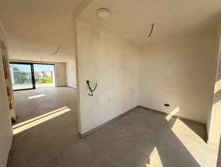<p><span>Zeer ruim 1 (+1)-slaapkamerappartement (BEN) op de eerste verdieping met uitzonderlijk zuidgericht terras van ca. 43 m² en ondergrondse parkeerplaats, in hartje Maaseik.</span></p><p><span>Dit aangename appartement op de eerste verdieping van de kleinschalige residentie "</span><span>Aan de Gendermerie"</span><span> biedt een bijzonder mooie combinatie van ruimte, licht en hedendaags wooncomfort. Met een bewoonbare oppervlakte van ca. 75 m² en een indrukwekkend zuidgericht terras van maar liefst ca. 43 m², beschikt u hier over een uitzonderlijke buitenruimte die een echte verlenging vormt van de leefruimte. De grote raampartijen zorgen voor een aangename lichtinval en verbinden de leefruimte op een natuurlijke manier met het ruime terras. Daarnaast beschikt het appartement over een extra ruimte die flexibel kan worden ingericht als bureau, hobbyruimte, of logeerkamer. </span></p><p><span>De residentie telt slechts zes appartementen en wordt gerealiseerd volgens de hedendaagse BEN-normen, met onder meer een warmtepomp, zonnepanelen, vloerverwarming, ventilatiesysteem D en een uitstekende isolatie. De keuken en badkamer worden momenteel volledig afgewerkt en zijn inbegrepen in de aankoopprijs. Dit project komt in aanmerking voor het </span><span>verlaagde btw-tarief van 6% (onder voorwaarden). De oplevering van dit appartement is voorzien voor eind november 2026!</span></p><p><span> </span></p><p><span>Indeling appartement:</span></p><ul><li><span>Inkomhal met toegang tot alle vertrekken</span></li><li><span>Lichtrijke leefruimte voorzien van een open keuken en zithoek, met rechtstreekse toegang tot het royale zuidgerichte terras</span></li><li><span>Polyvalente ruimte achter de leefruimte, ideaal als bureel, hobbyruimte of logeerkamer</span></li><li><span>Nachthal met mogelijkheid tot het plaatsen van inbouwkasten</span></li><li><span>Ruime slaapkamer aan de achterzijde, eveneens met rechtstreekse toegang tot het terras</span></li><li><span>Badkamer voorzien van inloopdouche en wasmeubel met wastafel</span></li><li><span>Gastentoilet met fonteintje</span></li><li><span>Praktische berging met aansluitingen voor wasmachine en condensdroger</span></li><li><span>Zonnig en uitzonderlijk ruim zuidgericht terras van ca. 43 m²</span></li></ul><p><span> </span></p><p><span>Alle troeven op een rij:</span><span><br /><br /></span></p><ul><li><span>Kleinschalige residentie met slechts 6 appartementen</span></li><li><span>BEN-woonproject (E-peil E20) met warmtepomp, zonnepanelen, vloerverwarming, ventilatiesysteem D en uitstekende isolatie</span></li><li><span>Uitzonderlijk groot zuidgericht terras van ca. 43 m²</span></li><li><span>Veel natuurlijke lichtinval dankzij de grote raampartijen</span></li><li><span>Zonwerend glas aan de zuidzijde, in combinatie met hoogwaardig aluminium schrijnwerk</span></li><li><span>Keuken en badkamer worden volledig afgewerkt en zijn inbegrepen in de aankoopprijs</span></li><li><span>Ondergrondse autostaanplaats inbegrepen, met voorziening voor het opladen van een elektrische wagen</span></li><li><span>Gemeenschappelijke fietsenstalling met individueel oplaadpunt</span></li><li><span>Rustige én centrale ligging, op wandelafstand van winkels, horeca, openbaar vervoer en recreatie</span></li><li><span>Gelegen in het hart van Maaseik, met alle dagelijkse voorzieningen binnen handbereik</span></li></ul><p><span> </span></p><p><span>Een bijzonder aangenaam appartement voor wie op zoek is naar ruimte, licht en hedendaags wooncomfort, met als absolute troef het uitzonderlijk ruime zuidgerichte terras.</span><span> De combinatie van de kleinschalige residentie, energiezuinige technieken, flexibele indeling en centrale ligging maakt dit een aantrekkelijke woonplek voor zowel een alleenstaande als een koppel.</span></p><p><span> </span></p>