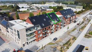 <p><span>Stijlvol en energiezuinig wonen in het groen: <br />nieuwbouw duplex met zuidgericht terras, hoogwaardige afwerking en een <br />topligging aan de Fruitspoorroute. </span><span><br /></span><span><br />Ontdek dit prachtige nieuwbouw duplexappartement, volledig afgewerkt met oog voor detail <br />en kwaliteit. Gelegen aan de rand van de Fruitspoorroute geniet u hier van een unieke <br />combinatie van rust, natuur en bereikbaarheid. Tal van wandel- en fietsroutes brengen u door <br />het schilderachtige Haspengouwse landschap, terwijl winkels, scholen en andere voorzieningen <br />zich op korte afstand bevinden.<br /><br />Het appartement baadt in het natuurlijke licht dankzij de grote raampartijen, wat zorgt voor <br />een aangenaam en ruimtelijk gevoel in de leefruimtes. De hoogwaardige materialen en verzorgde <br />afwerking dragen bij tot een hedendaags en comfortabel woonniveau.<br /><br />De indeling van het appartement is bovendien bijzonder doordacht. Het is perfect mogelijk om <br />comfortabel op één verdieping te wonen, terwijl het open tweede plateau tal van mogelijkheden <br />biedt, zoals een bureauruimte, hobbykamer, extra zithoek of logeerruimte. Deze open structuur <br />zorgt niet alleen voor flexibiliteit, maar versterkt ook het gevoel van ruimte en licht. <br /><br />Ook op energetisch vlak scoort deze woning uitstekend. Het appartement voldoet aan de geldende <br />energienormen en wordt verwarmd met een hoogrendementsketel op gas, wat zorgt voor een <br />efficiënte en comfortabele verwarming met een beperkt energieverbruik.<br /><br />Een absolute troef is het ruime, zuidgericht terras waar u in alle rust kunt genieten van de zon, ideaal <br />om te ontspannen of gasten te ontvangen. Daarnaast bestaat de mogelijkheid tot aankoop van een <br />ondergrondse autostaanplaats, wat extra comfort en praktische meerwaarde biedt.<br /><br />Kortom, een instapklaar en stijlvol duplexappartement op een topligging, perfect voor wie comfortabel <br />wil wonen in een groene en toch centrale omgeving, met aandacht voor energiezuinig en duurzaam <br />wonen.</span></p>