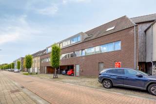 Dit ruime en instapklare 1-slaapkamerappartement is gelegen aan de Fabriekstraat 1 in Geel. Dankzij de centrale ligging bevinden tal van winkels, horecazaken, openbaar vervoer en het centrum van Geel zich op korte afstand. Ook de omliggende gemeenten zijn vlot bereikbaar.<br /><br />Beschrijving:<br />Via de inkomhal betreden we het appartement en komen we terecht in de ruime en lichtrijke leefruimte. Aansluitend bevindt zich de open keuken, die praktisch werd ingericht en mooi aansluit bij het leefgedeelte. Vanuit deze ruimtes is het grote terras bereikbaar waar men geniet van een rustige omgeving.<br /><br />Verder beschikt het appartement over een ruime slaapkamer en een badkamer met wastafel, douche en toilet. Hier bevindt zich tevens de aansluiting voor een wasmachine. De praktische bergruimte biedt bijkomende opbergmogelijkheden en maakt het wooncomfort compleet.<br /><br />Bijkomend dient een carport naast het appartement aangekocht te worden voor een meerprijs van € 16.000.<br /><br />Extra:<br />- Conforme elektriciteit en gunstig EPC: C-label<br />- Ideaal als startersappartement of investering<br />- Gemeenschappelijke fietsenberging<br />- Vlotte bereikbaarheid met veel parkeermogelijkheden in de straat.<br /><br />Voor meer informatie of een bezoek, neem contact met ons op via info@vastengoed.be of bel naar 014/72 73 74.<br /><br />Wenst u een gratis schatting van uw eigendom? Neem contact met ons op via 014/72 73 74.
