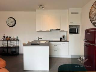 <strong>Dit appartement is beschikbaar vanaf 1 november 2026!<br />Vaste kosten: € 75,00 per maand + € 50,00 per maand provisie verwarming (je hebt zelf GEEN gascontract nodig!)<br />Autostaanplaats mogelijk bij te huren aan € 75,00 per maand! </strong><br /><br />Ontdek dit charmante en rustig gelegen appartement met twee slaapkamers, perfect voor wie op zoek is naar comfort én een groene omgeving.<br /><br />De leefruimte en open keuken bieden een prachtig uitzicht op het ruime terras, dat uitnodigt tot ontspannen momenten met zicht op de tuin en het water.<br /><br />Het appartement beschikt over twee slaapkamers, een praktische kelderberging en een eigen autostaanplaats. Dankzij de doordachte indeling geniet je van veel lichtinval en een aangename leefomgeving.<br /><br />Gelegen op wandelafstand van Quartier Bleu, winkels, horeca en het centrum zijn vlot bereikbaar, terwijl je toch geniet van de rust en privacy van deze unieke locatie.<br /><br />Het luxueuze, fantastisch gelegen appartement wacht vol ongeduld op een nieuwe bewoner. Surf naar www.vdv-vanderveken.be, kies bij "TE HUUR" voor dit pand en vul de kandidatenfiche in (klik in het gouden balkje op "Ik wil dit pand graag huren!"). Wij contacteren je voor een afspraak!