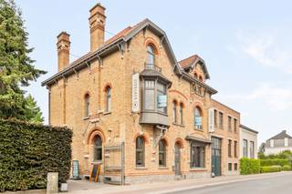 Charmante herenwoning (horecazaak) met woonst, zeer goedgelegen tussen centrum Waregem en de Leie.IDEAAL voor vrij beroep, zelfstandige, horecazaak...