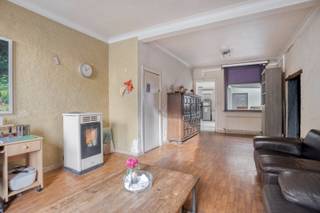 Gelegen te Hulshoutsesteenweg in Westerlo vinden we deze op te frissen woning terug. Zowel de omliggende gemeenten als verschillende faciliteiten zijn vlot bereikbaar.<br /><br />Beschrijving:<br />We betreden de woning via de inkomhal. Gevolgd door een ruime leefruimte met aansluitend de goed uitgeruste open keuken en veranda. Achterliggend bevindt zich nog een berging/technische ruimte, een apart gastentoilet en een ruime slaapkamer voorzien van een airco. Verder brengt de gelijkvloerse verdieping ons nog toegang tot een voorraadkelder en een badkamer uitgerust met een ligbad, een wastafel en een toilet. <br /><br />De eerste verdieping biedt nog 2 volwaardige slaapkamers beide uitgerust met een airco.<br />De zolder is te bereiken via een vaste trap, geschikt als stockageruimte.<br /><br />Tot slot zorgt het volledig omheinde perceel voor een uitzonderlijk groene omgeving en biedt het tal van mogelijkheden. De totale oppervlakte van 980m² zorgt dat het hier heerlijk vertoeven is.<br /><br />Troeven:<br />- Gunstig EPC label: C<br />- Voorzien van airco's<br />- Elektriciteit conform<br /><br />Voor meer info of een bezoek contacteer ons via info@vastengoed.be of via 014/72 73 74.<br /><br />Wenst u een gratis schatting van uw eigendom? Contacteer ons via 014/72 73 74.