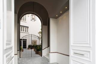 Ontdek deze uitzonderlijke kantoren in een elegante herenwoning aan de Avenue Louise 290, een van de meest gewilde adressen in Brussel. Met een...