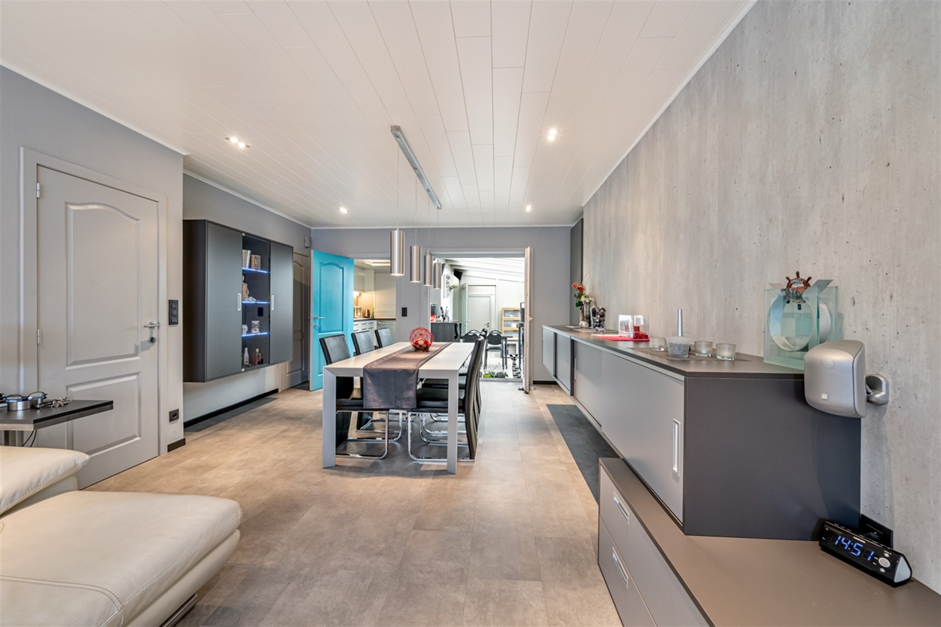 Ruime halfopen bebouwing met 4 slaapkamers, grote tuin en dubbele garage - foto 2