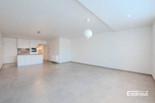Dit moderne en instapklare appartement bevindt zich in de recente residentie Spuikom II (bouwjaar 2017) te Bredene.<br />Het appartement is gelegen op het gelijkvloers en beschikt over een groot terras met tuin van 57 m².<br />Indeling: inkomhal, grote woonkamer met open keuken (met modern kookeiland en voorzien van alle toestellen), praktische berging met aansluiting voor wasmachine, badkamer met dubbel lavabomeubel en inloopdouche, apart toilet met lavabo en 2 volwaardige slaapkamers (11 m² en 16,5 m²) die beiden toegang bieden tot de mooie tuin. In het gebouw bevindt zich een gemeenschappelijke fietsenberging.<br />Het appartement is zeer energiezuinig (EPC A), asbestvrij en de elektrische installatie is conform!<br />Gezien zijn praktische indeling, grote ruimtes en gunstige ligging vlakbij winkels, openbaar vervoer en de Spuikom, is dit appartement zowel geschikt als vaste woonst, tweede verblijf of als investering!<br />Kom snel de vele troeven van dit stijlvolle appartement ontdekken!