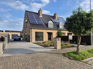 <p>Deze instapklare halfopen bebouwing combineert hedendaags wooncomfort met een aangename buitenruimte en tal van praktische troeven. De woning werd opgewaardeerd en vernieuwd naar hedendaagse normen, waardoor je hier zonder zorgen meteen je intrek kan nemen.</p>
<p></p>
<p>Op vlak van comfort en energiezuinigheid is alles voorzien. De woning beschikt over centrale verwarming op aardgas, aangevuld met airco's met warmtepompfunctie in onder meer de leefruimte en slaapkamers. Dankzij de aanwezige zonnepanelen en het gunstige EPC-label B geniet je bovendien van een energiezuinige woning.</p>
<p></p>
<p>Ook binnenin werd de nodige aandacht besteed aan comfort en afwerking. Zo beschikt de woning over een volledig nieuwe keuken en een vernieuwde badkamer. De gezellige leefruimte met inbouwcassette vormt de ideale plek om tot rust te komen. Een extra troef is de veranda, die een mooie aanvulling vormt op de leefruimte en een aangenaam zicht op de tuin biedt.</p>
<p></p>
<p>Buiten geniet je van een bijzonder ruime tuin met achteraan een gezellig zonneterras, ideaal om tijdens zonnige dagen volop van het buitenleven te genieten. Daarnaast is er voldoende stockageruimte voorzien voor het opslaan van brandhout.</p>
<p></p>
<p>Ook praktisch scoort deze woning uitstekend, dankzij de aparte garage met aansluitende werkplaats. Bovendien biedt de zolder de mogelijkheid om een extra kamer te gebruiken, bijvoorbeeld als hobbyruimte, bureau of bijkomende slaapkamer.</p>
<p></p>
<p><strong>De belangrijkste troeven op een rij:</strong></p>
<ul>
<li>Instapklare halfopen bebouwing, gerenoveerd naar hedendaagse normen</li>
<li>Nieuwe keuken en vernieuwde badkamer</li>
<li>Centrale verwarming op aardgas</li>
<li>Airco met warmtepompfunctie in de leefruimte en slaapkamers</li>
<li>Zonnepanelen en EPC-label B</li>
<li>Gezellige veranda</li>
<li>Ruime tuin met aangenaam zonneterras</li>
<li>Aparte garage met aansluitende werkplaats</li>
<li>Extra kamer mogelijk op zolder</li>
<li>Praktische stockageruimte voor brandhout</li>
</ul>
<p></p>
<p><strong>Beschikbaarheid: vanaf 1 december 2026.</strong></p>
<p></p>
<p>Een ideale woning voor wie op zoek is naar een instapklare thuis met hedendaags comfort, praktische bergruimte en een ruime tuin om volop van te genieten.</p>