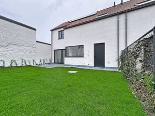 <h1><span>Nieuwbouwwoning in pastoriestijl in het rustige Oostvleteren dorp.</span></h1><h1><span>De woning is ingedeeld als volgt:</span></h1><h1><span> </span></h1><h1><span>Gelijkvloers: </span></h1><h1><span>Inkomhal, gastentoilet, gezellige leefruimte, halfopen keuken met zicht op de tuin - de kwalitatieve keuken is nog vrij te kiezen bij Kaster keukens te Roeselare. </span></h1><h1><span>Inpandige garage met sectionale poort en  doorgang naar de tuin. Berging onder de trap.</span></h1><h1><span> </span></h1><h1><span>1ste verdieping:</span><span> </span></h1><h1><span>Ruime nachthal, drie volwaardige slaapkamers, badkamer met douche, dubbele lavabo. Apart toilet en extra berging/technische ruimte.</span></h1><h1><span> </span></h1><h1><span>Zolderverdieping:</span></h1><h1><span>Stockagezolder toegankelijk via zoldertrap.</span></h1><h1><span> </span></h1><h1><span>Tuin:</span></h1><h1><span>Zuidwestgerichte, volledig aangelegde tuin. </span></h1><h1><span> </span></h1><h1><span>De woning wordt volledig opgeschilderd en afgewerkt. </span></h1><h1><span> </span></h1><h1><span>Troeven: </span></h1><h1><span>- Zonnepanelen</span></h1><h1><span>- Ventilatiesysteem D</span></h1><h1><span>- Volledig afgewerkte woning</span></h1><h1><span>- Rustige ligging</span></h1><h1><span>- Keuken nog naar eigen smaak te kiezen</span></h1><h1><span>- Kwalitatieve materialen</span></h1><h1><span>- Tijdloze woning in pastoriestijl</span></h1><h1><span>- Regenput 5000L</span></h1><h1><span> </span></h1><h1><span>MOGELIJKHEID TOT AANKOPEN AAN 6% (mits voldoen aan de voorwaarden)</span></h1><h1><span> </span></h1><h1><span> </span></h1><p><span> </span></p>