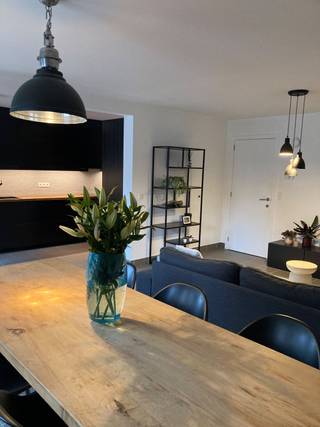 Instapklaar gelijkvloers appartement te koop in centrum Beerzel – 89m² mét autostaanplaats<br /><br />Residentie Jan de Cordes – Diepestraat 2 bus 4, 2580 Beerzel<br /><br />Vraagprijs: €299 000<br /><br />Instapklaar gelijkvloers appartement te koop met ondergrondse autostaanplaats in centrum Beerzel.<br /><br />Indeling: <br />Je komt binnen via de ruime inkomhal, die toegang geeft tot alle ruimtes. Het appartement beschikt over twee slaapkamers, een badkamer, een apart toilet en een handige berging. De volledig ingerichte keuken sluit mooi aan op de gezellige woonkamer, die dankzij de grote ramen geniet van veel natuurlijk licht. Via de leefruimte krijg je toegang tot het zonnige (zuidgericht) terrasje, waar je heerlijk kan ontspannen.<br /><br />Heb je interesse of vragen? Neem dan gerust contact op met mij (Sarah Van Rompaey +32 497 92 98 36)<br /><br />Praktische info:<br />Adres: Residentie Jan de Cordes – Diepestraat 2 bus 4, 2580 Beerzel<br />Vraagprijs: €299 000<br />Oppervlakte: 89m²<br />Woonkamer<br />Aantal slaapkamers: 2<br />Aantal badkamers: 1<br />Apart toilet<br />Berging<br />Terras<br />Ondergrondse autostaanplaats<br />Bouwjaar: 2018