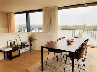 <p><span>TEMSE </span><span>- Bent u op zoek naar een unieke penthouse aan de Wilfordkaai met prachtig panoramisch uitzicht over de Schelde en Temse? Dan is dit appartement misschien geschikt voor u.</span></p><p><span> </span></p><p><span>Enkele troeven op een rij:</span></p><ul><li><span>Magnifiek uitzicht </span></li><li><span>Prachtig groot terras</span></li><li><span>Ideale oriëntatie</span></li><li><span>Hoogwaardige afwerking.</span></li></ul><p><span> </span></p><p><span>Dit appartement omvat een prachtige open leefruimte met grote glaspartijen (met automatische zonnescreens) en een ruim, zuid-gericht terras. </span></p><p><span>Er is een privé traphal en een lift die uitkomt in het appartement zelf. </span></p><p><span>De keuken is luxueus afgewerkt en voorzien van alle comfort. (kookvuur, dampkap, oven, koelkast, vaatwasser)</span></p><p><span>Er is een gastentoilet en een ruime wasplaats. </span></p><p><span>Verder is er nog een babykamer/bureauhoek met ingebouwde kasten.</span></p><p><span>Prachtige open badkamer met inloopdouche en vrijstaand bad en een aanpalende masterbedroom met vast bedframe en ingebouwde dressingwand. </span></p><p><span> </span></p><p><span>Inclusief kelderberging. </span></p><p><span> </span></p><p><span>Beschikbaar </span><span>vanaf 1/08/2026. </span></p><p><span>Huurprijs</span><span>: 1.250 Euro + 50 Euro gemeenschappelijke kosten. </span></p><p><span>EPC</span><span>: 192</span></p><p><span> </span></p><p><span>Interesse in dit pareltje? Vraag dan snel je bezoek aan via onze website!</span></p>